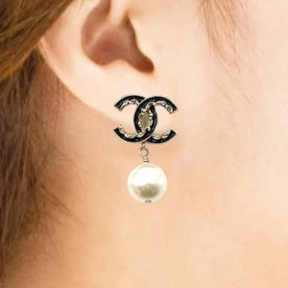 Rare 🎀 Chanel Gold CC Black Ruffle Pearl Dangle Drop Earrings - Picture 2 of 4